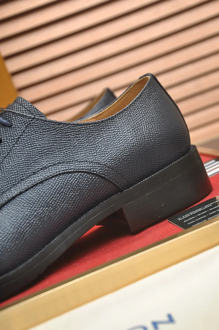 Men's men's shoes 💰500💶 [LV] (original single cowhide lining) 🍀LV's latest genuine leather business suit shoes are launched simultaneously on the official website. The first-layer cowhide imported from Italy is made of heavy gold, 💥official website 1:1 rubber outsole. Versatile to wear, high-end without losing class, and the color combination is extraordinary. This four-season style is alluring when worn on your feet, showing off your big-name flair. Standard code 38-45 (45 customized)